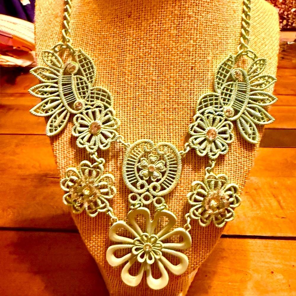 Green Floral Lace Necklace with Intricate Design